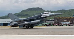 台湾新购F-16战机  首批两架飞抵台东